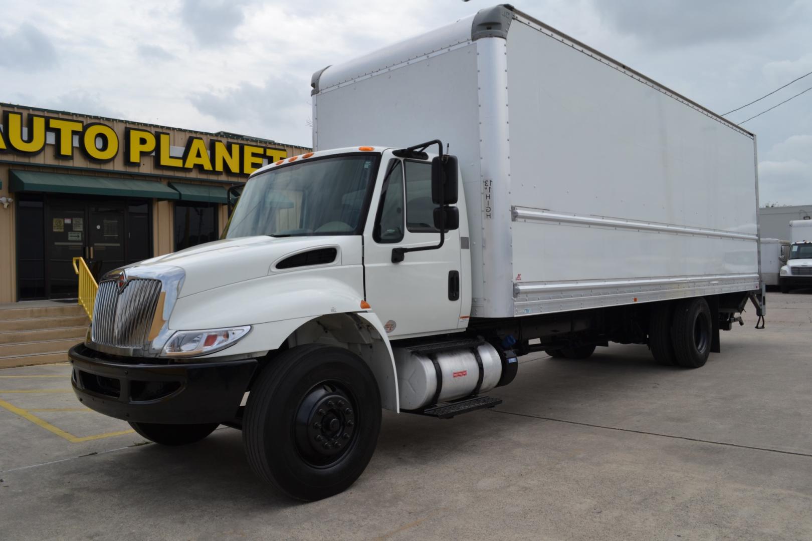 2017 WHITE /GRAY INTERNATIONAL 4300 with an CUMMINS ISB 6.7L 240HP engine, EATON FULLER PROCISION AUTOMATIC transmission, located at 9172 North Fwy, Houston, TX, 77037, (713) 910-6868, 29.887470, -95.411903 - Photo#0